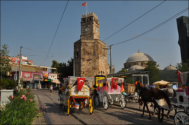Les calèches et la tour de l'horloge d'Antalya