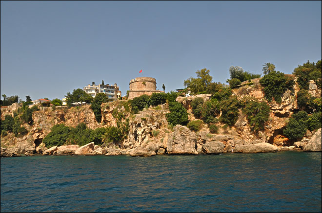 Vue sur la ville d'Antalya depuis la mer Vue sur la ville d'Antalya