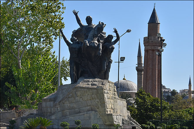 Vue de la place Cumhuriyet Meydani à Antalya La place Cumhuriyet Meydani d'Antalya