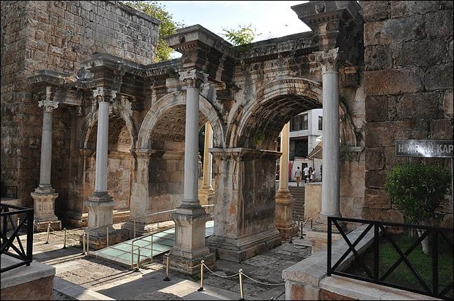 La porte d'Adrien d'Antalya La porte d'Adrien d'Antalya