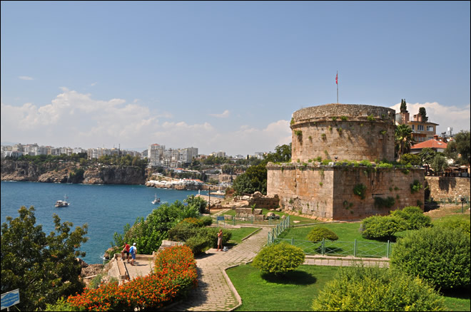 Vue sur la tour Hidirlik d'Antalya La tour Hidirlik d'Antalya