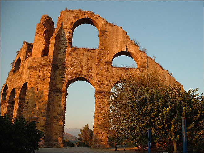 L'aqueduc d'Aspendos L'aqueduc d'Aspendos