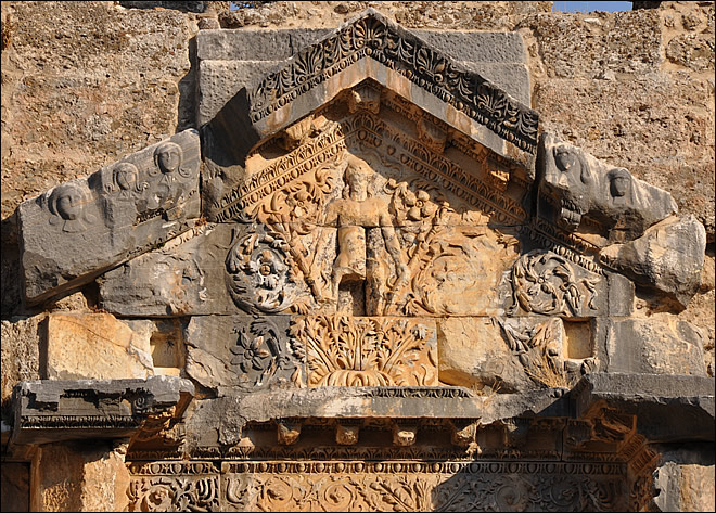 Vue du bas relief représentant Dionysos au théâtre d'Aspendos Le théâtre d'Aspendos
