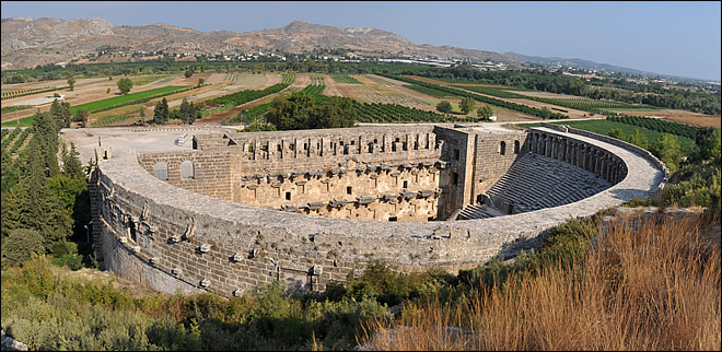 Vue des gradins du théâtre d'Aspendos Le théâtre d'Aspendos