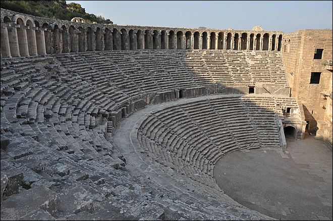 Vue des gradins du théâtre d'Aspendos Le théâtre d'Aspendos