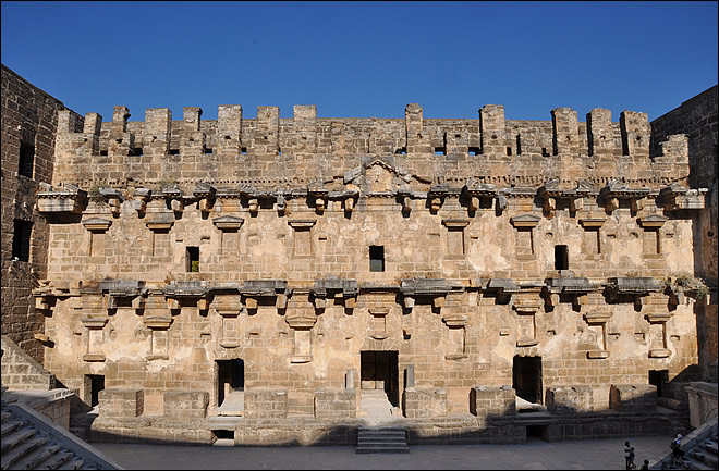 Vue du mur de scène du théâtre d'Aspendos Le théâtre d'Aspendos