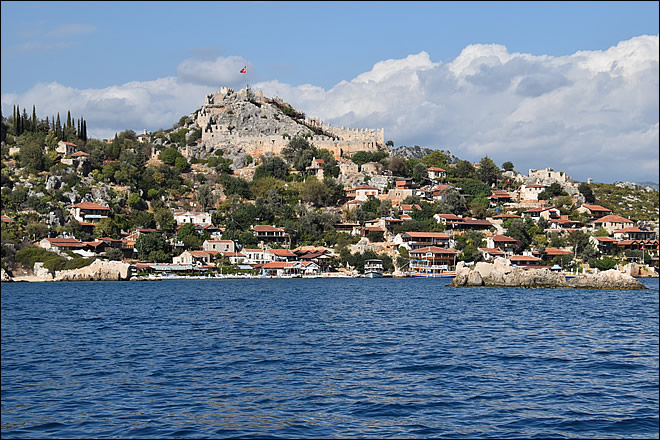 Vue de Kalekoy dans la baie de Kekova Vue de Kalekoy dans la baie de Kekova