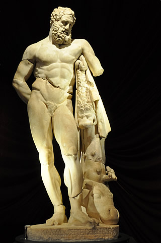 Statue de l'Hercule fatigué au musée d'Antalya