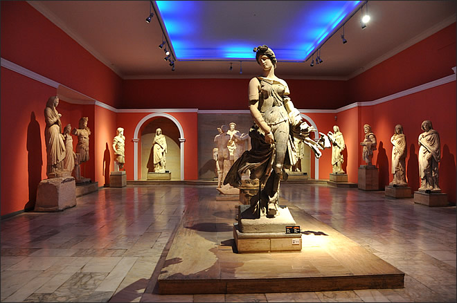 Salle des statues antiques du musée archéologique d'Antalya Salle des statues antiques du musée archéologique d'Antalya