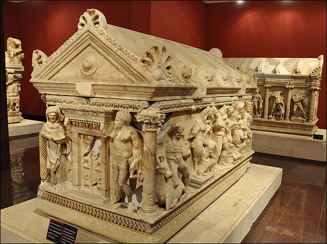 Le sarcophage d'Hercule au musée d'Antalya Le sarcophage d'Hercule au musée d'Antalya