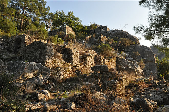 Vue de la nécropole Sud d'Olympos La nécropole Sud d'Olympos