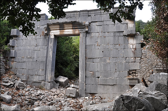 Porte monumentale à Olympos en Turquie