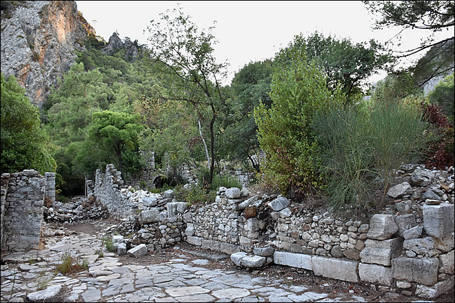 Vue d'une rue d'Olympos Rue à Olympos en Turquie