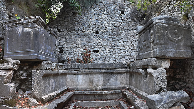 Vue de la sépulture de Lyciarch à Olympos Sépulture de Lyciarch à Olympos en Turquie