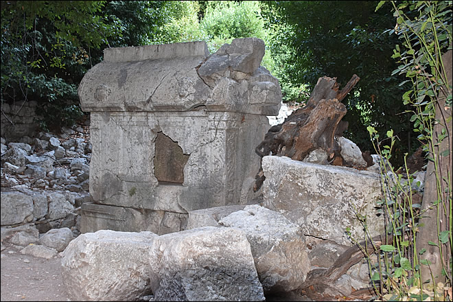 Vue du tombeau d'Antimachos à Olympos Tombeau d'Antimachos à Olympos en Turquie
