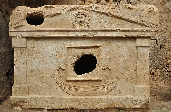 Vue d'un tombeau avec une représentaiton d'un bâteau Lycien à Olympos Représentation d'un bâteau Lycien sur un tombeau à Olympos en Turquie