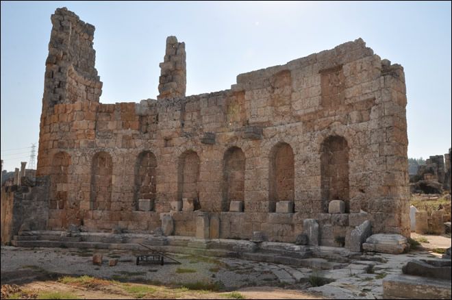 Cour de Plancia Magna à Pergé Cour de Plancia Magna à Pergé