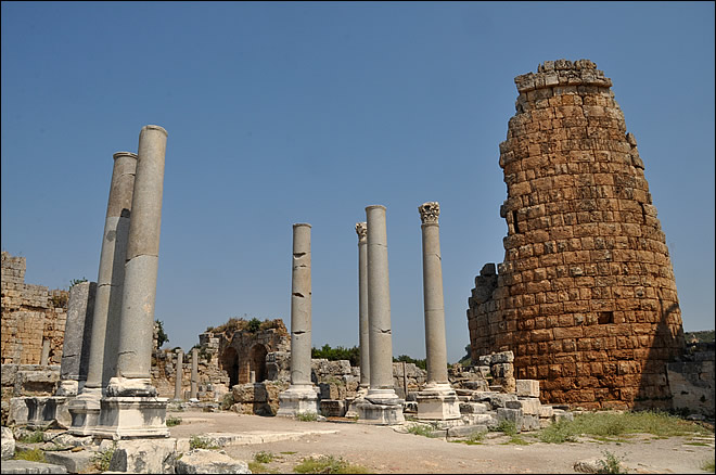 Le site antique de Perge Le site antique de Perge