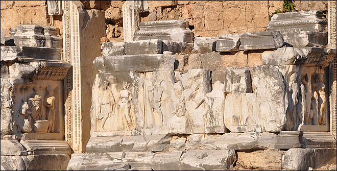 Bas-reliefs du théâtre Pergé Bas-reliefs du théâtre Pergé