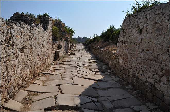 Voie dallée à Sidé